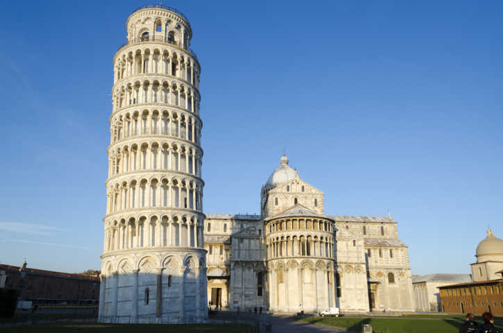 Italia 02 - Pisa - plaza del Milagro - Catedral y Torre Inclinada.jpg